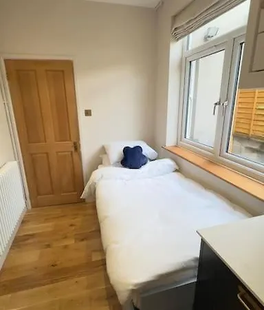 Apartment Just Off Gloucester Rd, Small Modern *