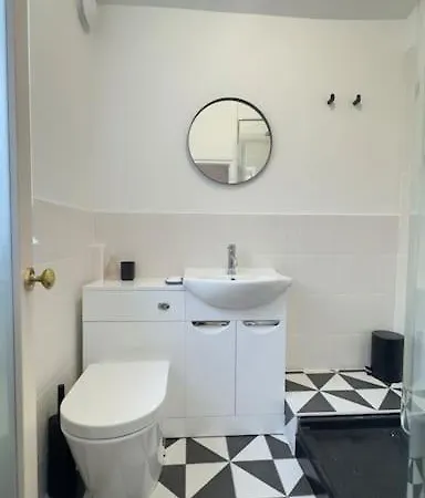 Just Off Gloucester Rd, Small Modern Apartment *