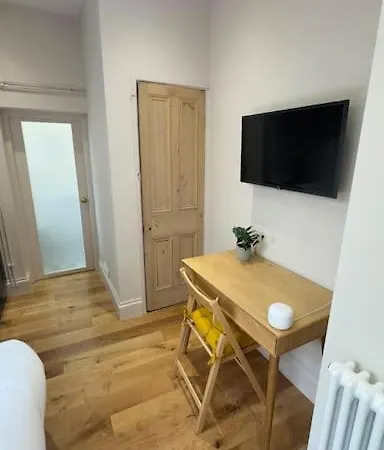 Just Off Gloucester Rd, Small Modern *
